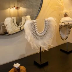 Now’s Home Bustes Et Statues Collier Beige Et Blanc En Plumes Et Coquillages H44cm -Décoration de porte Soldes collier beige et blanc en plumes et coquillages h44cm 3