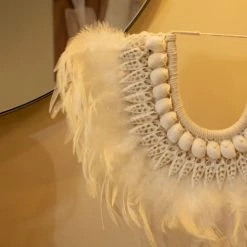 Now’s Home Bustes Et Statues Collier Beige Et Blanc En Plumes Et Coquillages H44cm -Décoration de porte Soldes collier beige et blanc en plumes et coquillages h44cm 4