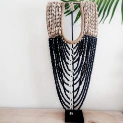 My Bliss Home Bustes Et Statues Collier Décoratif En Coquillages Beiges Et Noirs L30 X H60 Cm -Décoration de porte Soldes collier decoratif en coquillages beiges et noirs l30 x h60 cm 1