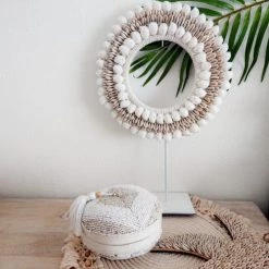 My Bliss Home Bustes Et Statues Collier En Coquillages Beiges 22x35 Cm -Décoration de porte Soldes collier en coquillages beiges 22x35 cm 1