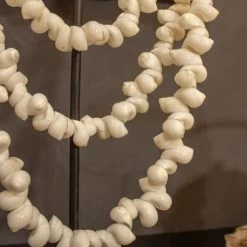 Now’s Home Bustes Et Statues Collier En Coquillages Sur Pied En Métal Noir -Décoration de porte Soldes collier en coquillages sur pied en metal noir 2