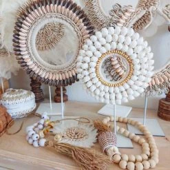 My Bliss Home Bustes Et Statues Collier Marron Beige En Coquillages 30x45 Cm -Décoration de porte Soldes collier marron beige en coquillages 30x45 cm 2