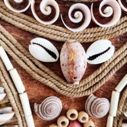 My Bliss Home Bustes Et Statues Collier Tribal En Raphia Et Coquillages 38 X 50 Cm -Décoration de porte Soldes collier tribal en raphia et coquillages 38 x 50 cm 4